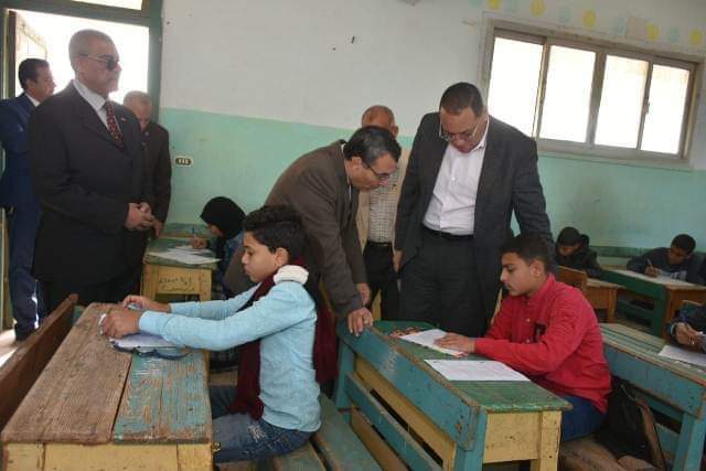 محافظ الشرقية يتفقد لجان إمتحانات الشهادة الإعدادية بمدينة الصالحية الجديدة