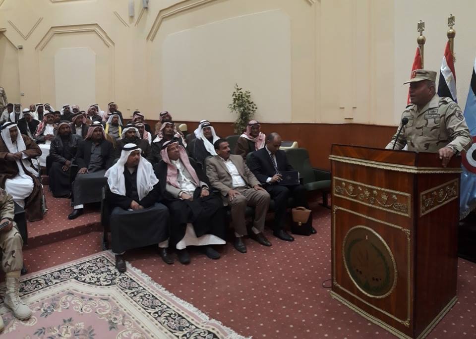 قائد الجيش الثالث يلتقى شيوخ وعواقل وسط سيناء