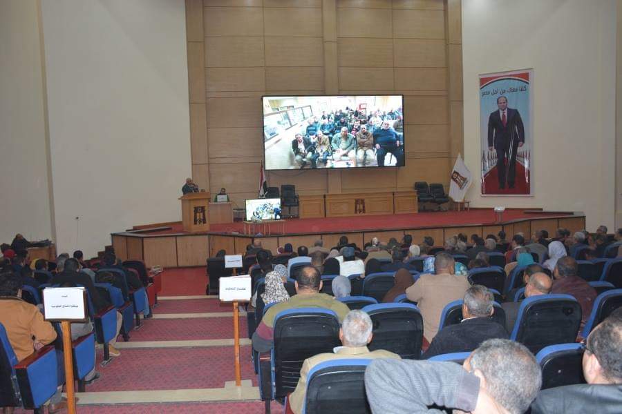 محافظ الوادى الجديد يبحث مشكلات المواطنين عبر الفيديو كونفراس