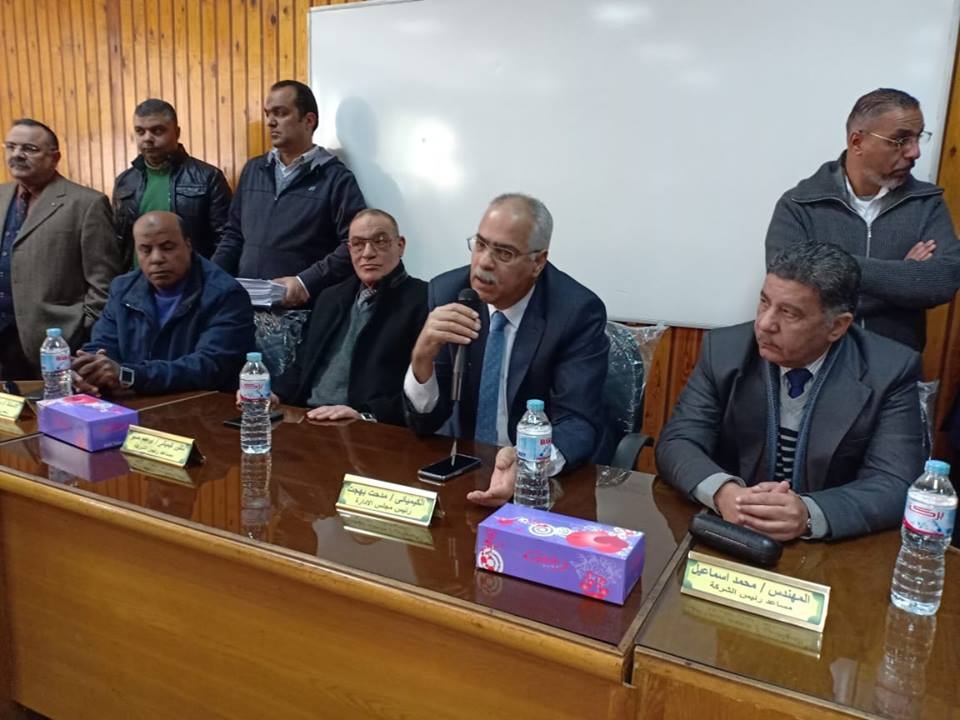 تكريم العاملين لاخمادهم حريق مستودع النافتا بالاسكندرية للبترول