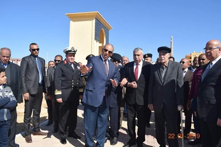 محافظ البحر الأحمر والمحافظون السابقون يتفقدون مقابر الشهداء بعد تطويرها