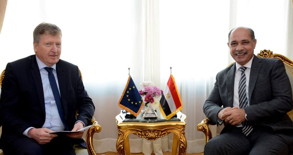 وزير الطيران المدني يلتقى مفوض الاتحاد الأوروبي بمصر