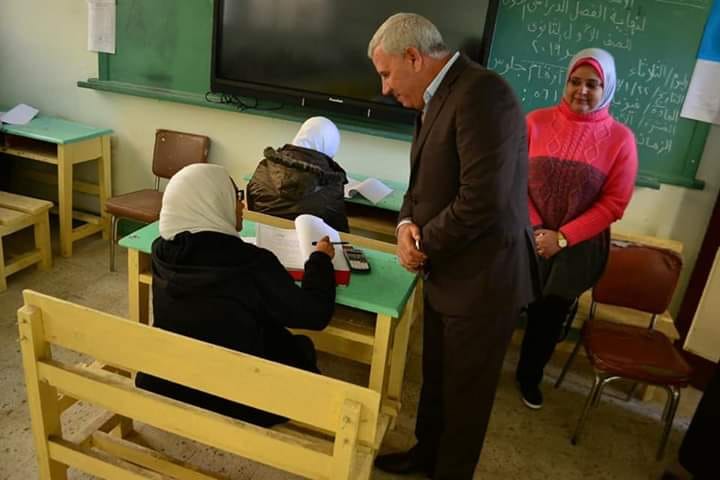 محافظ مطروح يتابع إمتحانات الصف الأول الثانوي بالمدارس