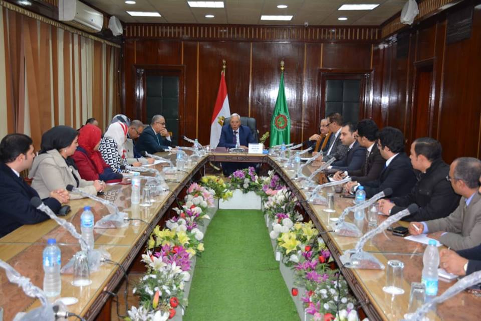 محافظ الدقهلية يشيد بشباب فريق العمل الميداني