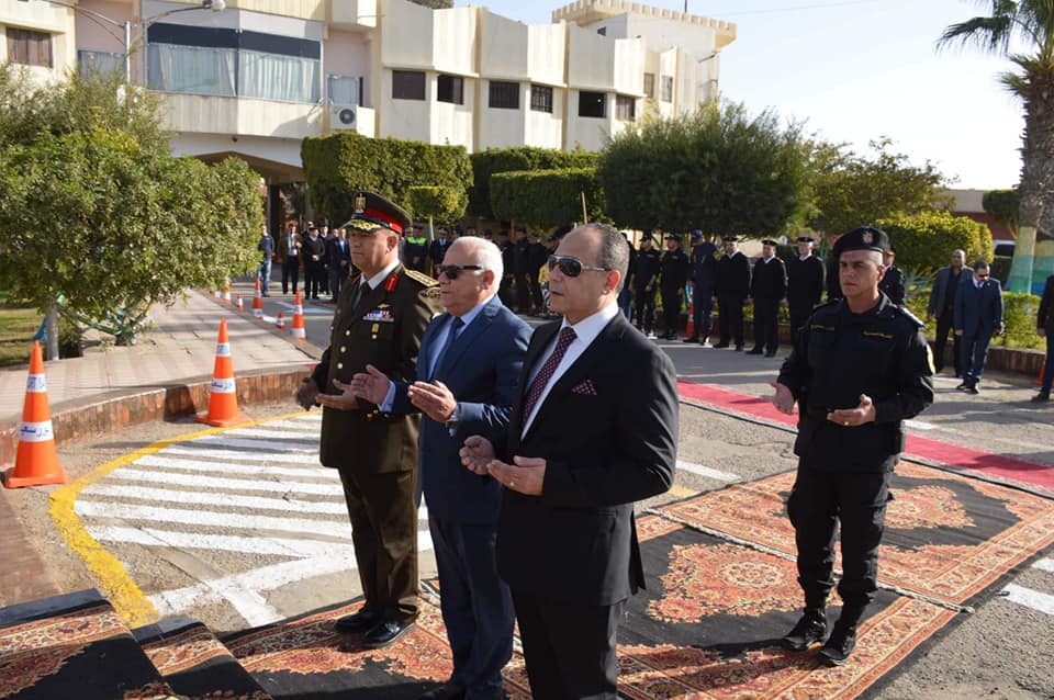 محافظ بورسعيد يضع اكليل الزهور علي قبر الجندي المجهول