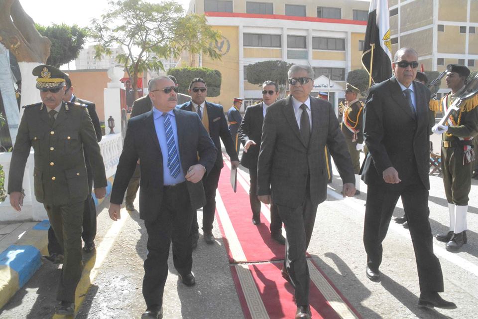 محافظ المنيا يشهد وضع إكليل الزهور علي النصب التذكاري لشهداء الشرطة