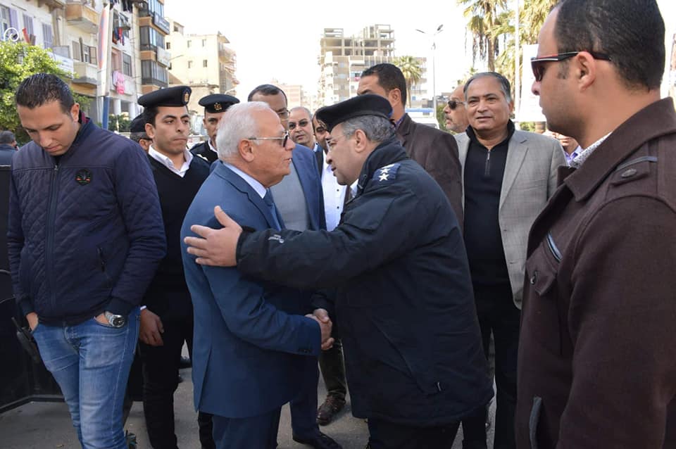 محافظ بورسعيد يهني الضباط والجنود بقسم شرطة العرب بعيد الشرطة
