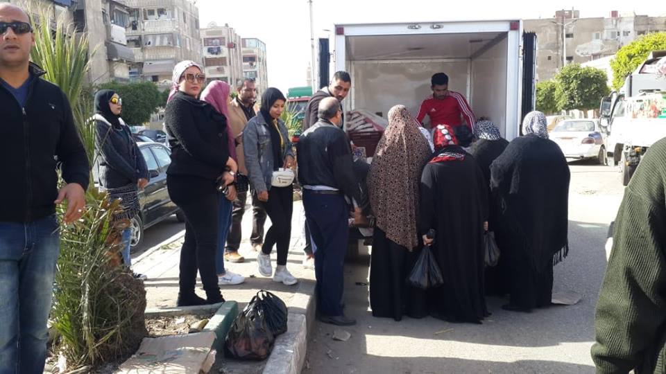 اقبال كثيف من المواطنين علي منافذ السلع الغذائية التابعة لمستقبل وطن بحى المناخ
