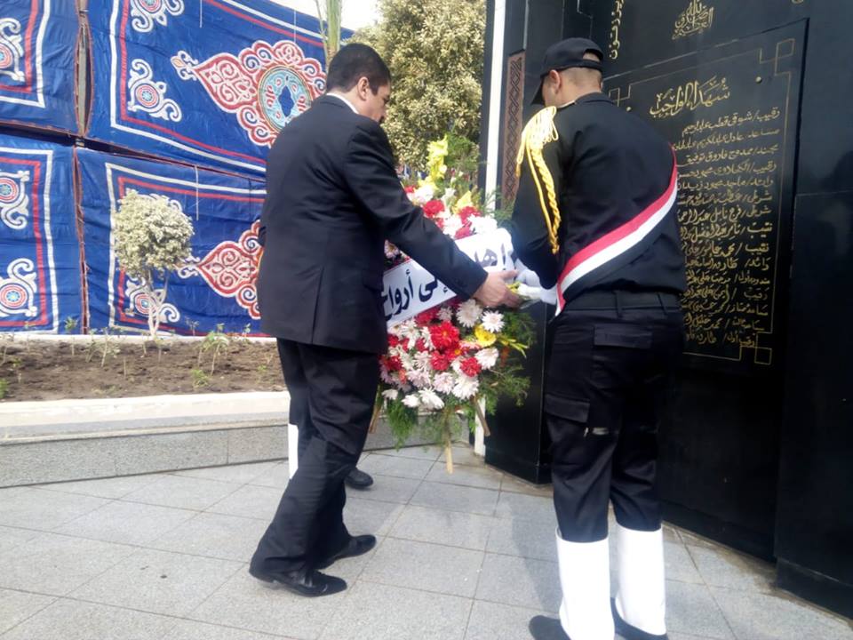 محافظ القليوبية يضع إكليل من الزهور علي قبر الجندي المجهول