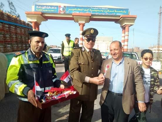 القيادات الأمنية تهدى الورود بأبو المطامير بالبحيرة احتفالا بعيد الشرطة ٦٧