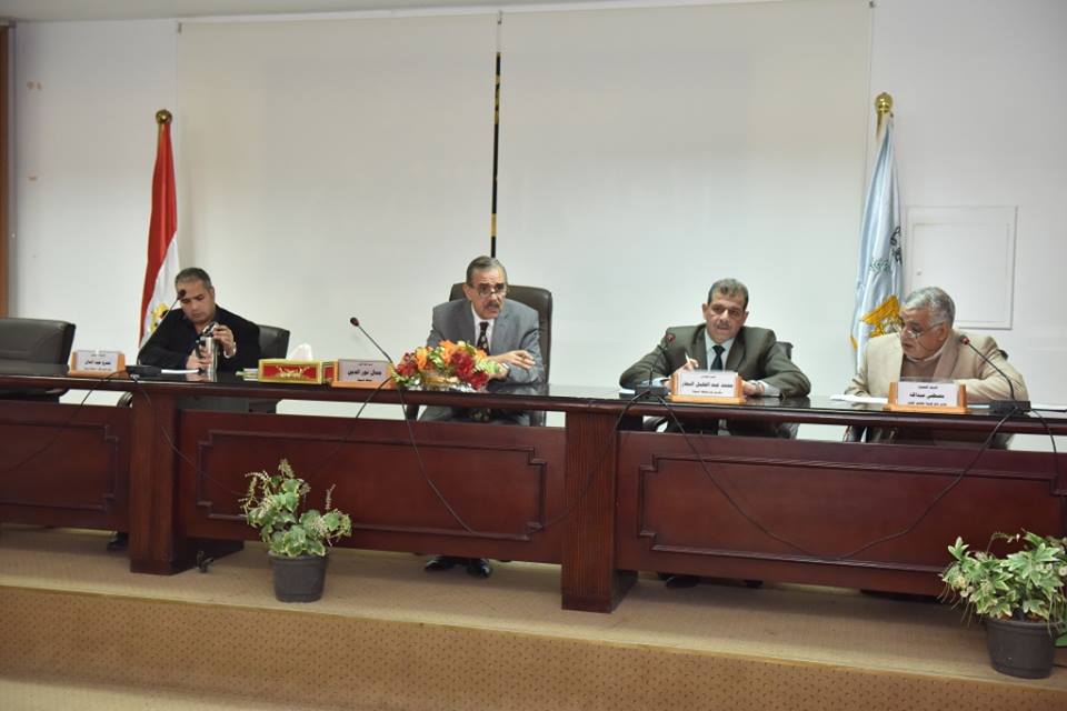 محافظ أسيوط يعقد إجتماعاً مع اللجنة العليا لمحو الامية وتعليم الكبار