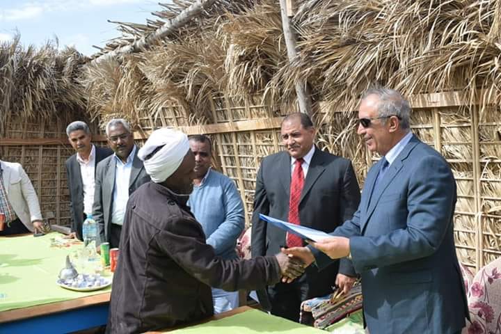 عبد الله يسلم الأهالي الوحدات البدوية بالقلعان