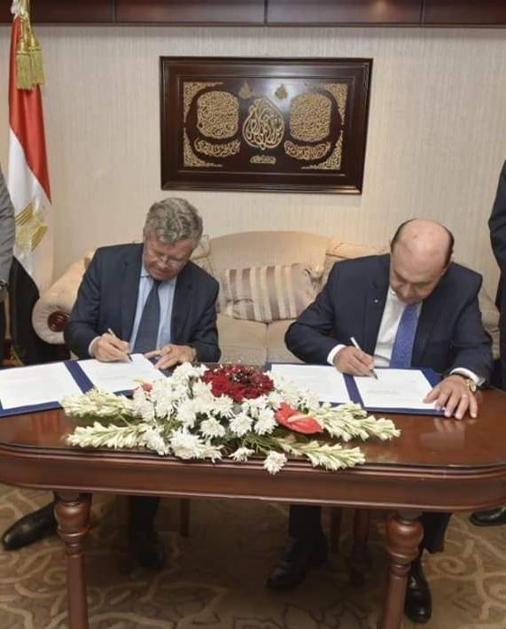 الفريق مميش يوقع مع ”بولوريه” الفرنسية إنشاء محطة دحرجة السيارات بميناء شرق بورسعيد