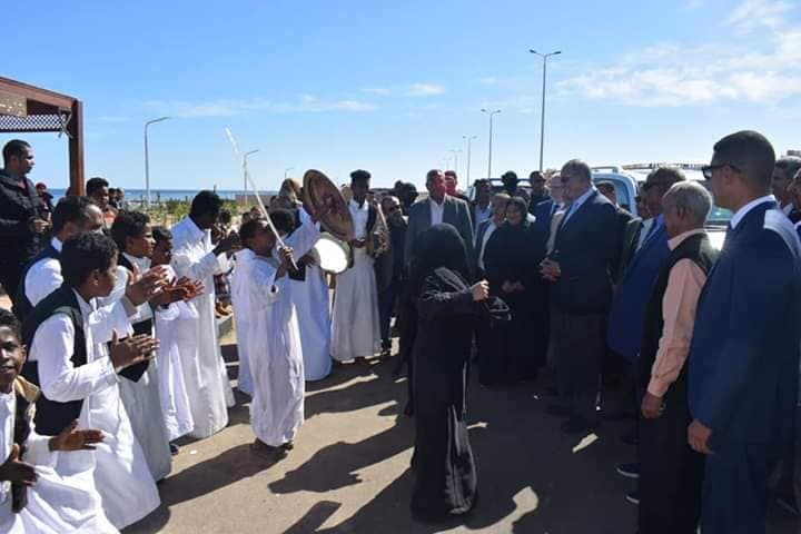 على أنغام رقصة التربلة أهالى القصير تستقبل محافظ البحر الأحمر