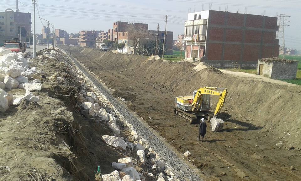 محافظ أسيوط يتابع اعمال تطوير ترعة القوصية