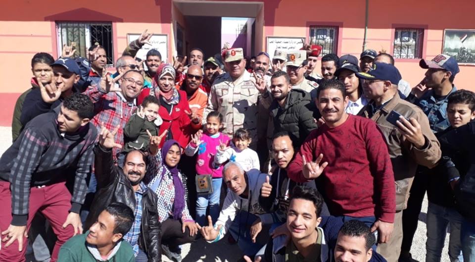 ٥٠٠ كرتونة حصص غذائية مجانية خلال زيارة قائد الجيش الثالث لجمعية ”الحب الوطنى”