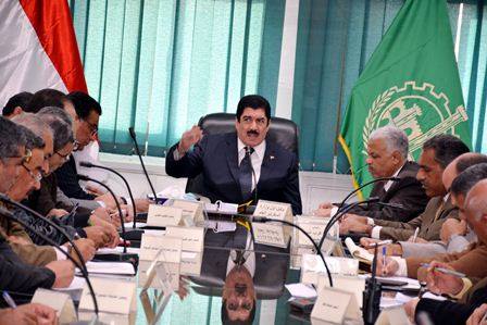 محافظ القليوبية يراجع التعاقدات الخاصة بالاصول التي تمتلكها الدولة