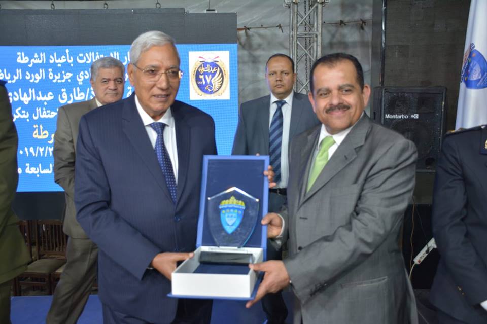 اهداء محافظ الدقهلية درع جزيرة الورد