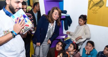 غادة والى تتفقد جناح صندوق الإدمان بمعرض الكتاب