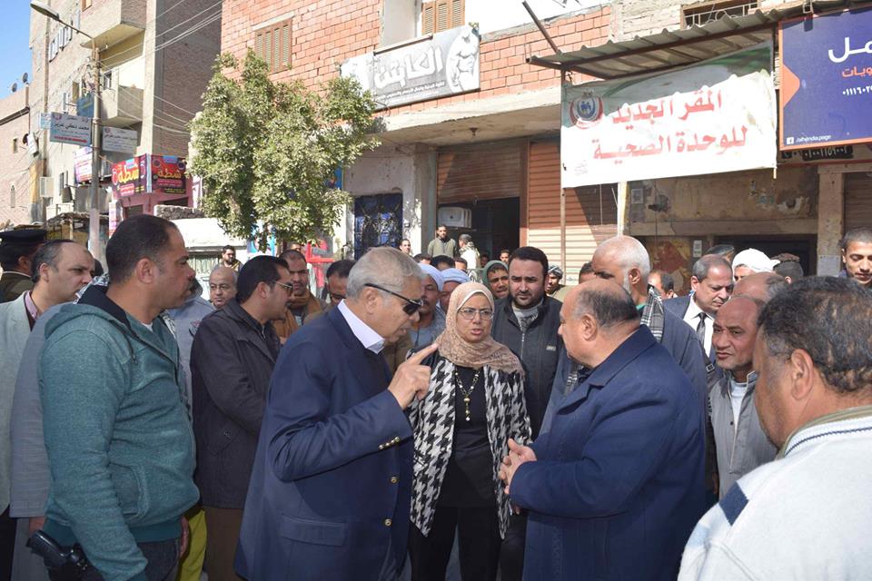 محافظ المنيا يشيد باحد المواطنين خلال جولته بسمالوط