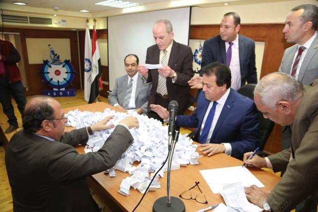 وزير التعليم العالى يمنح عدد 10 عمرات هدية للعاملين بالوزارة