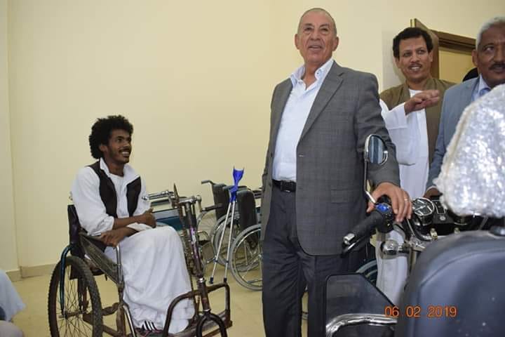 محافظ البحر الأحمر يوزع أجهزة تعويضية لذوى الاحتياجات الخاصة