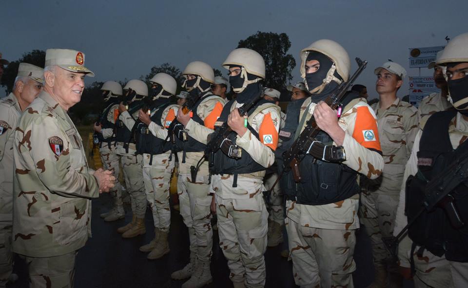 رئيس أركان الجيش يتفقد قوات تأمين المجرى الملاحى لقناة السويس