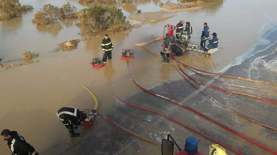 استمرار اعمال رفع مياه الأمطار بطريق رأس غارب - الزعفرانه