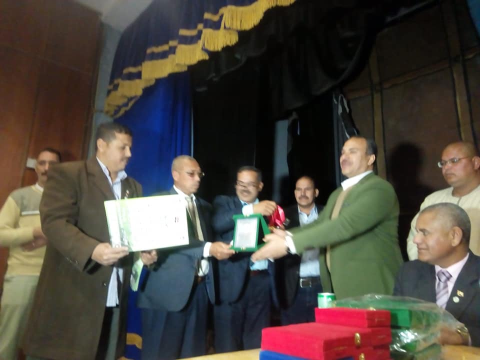 الدولية للتنمية وحقوق الإنسان تكرم المسئولين التنفيذيين في الفشن ببني سويف