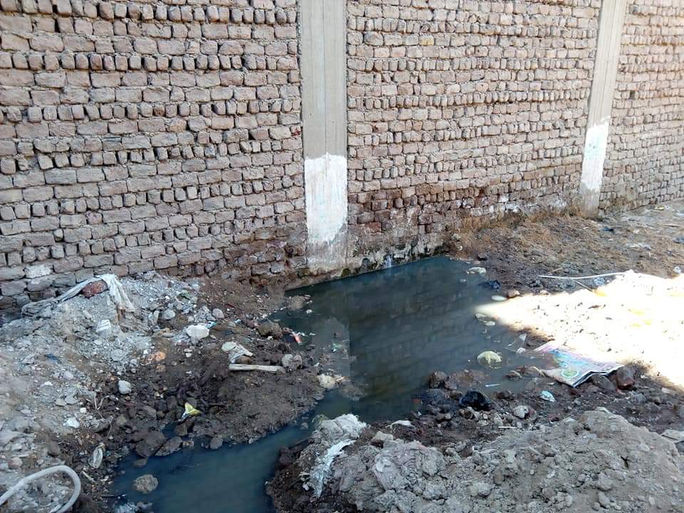 سكان فرشوط شمال قنا يطالبون بتوصيل الصرف الصحي لمنازلهم