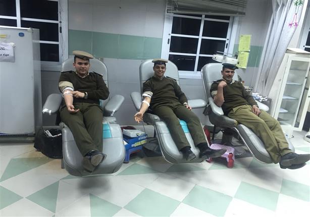 ضباط وأفراد قوات أمن أسيوط يشاركون في حملة للتبرع بالدم