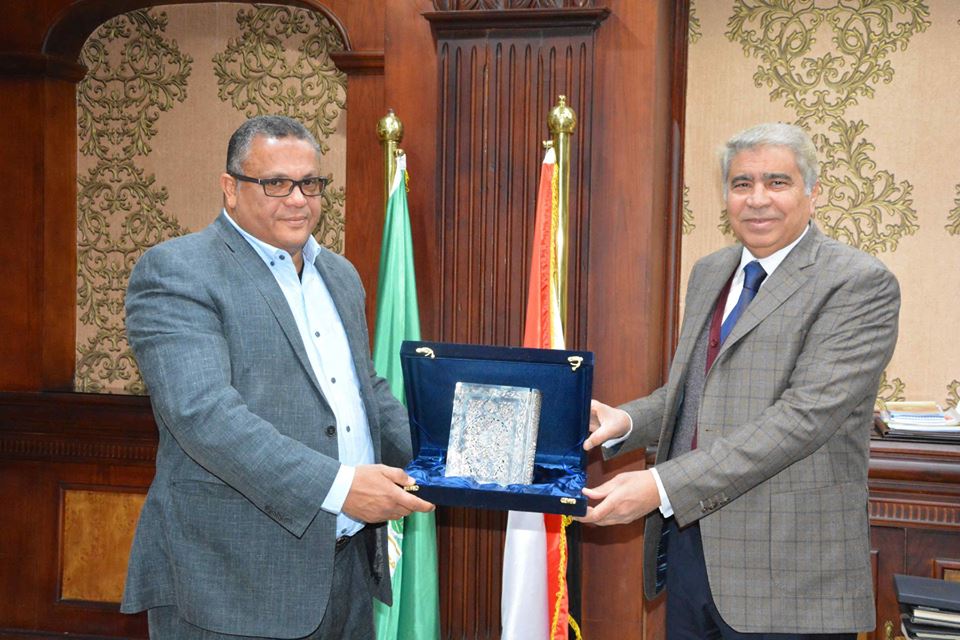 محافظ المنيا يبحث آليات افتتاح المرحلة الثانية لمصنع دلتا ديكستايل