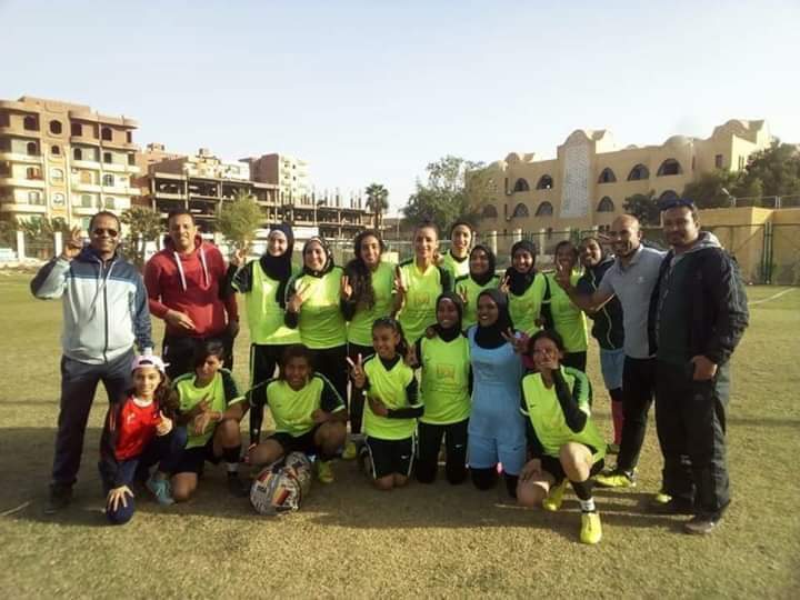 محافظ البحر الأحمر يصعد بفريق الكرة النسائية بالمحافظة للقمة
