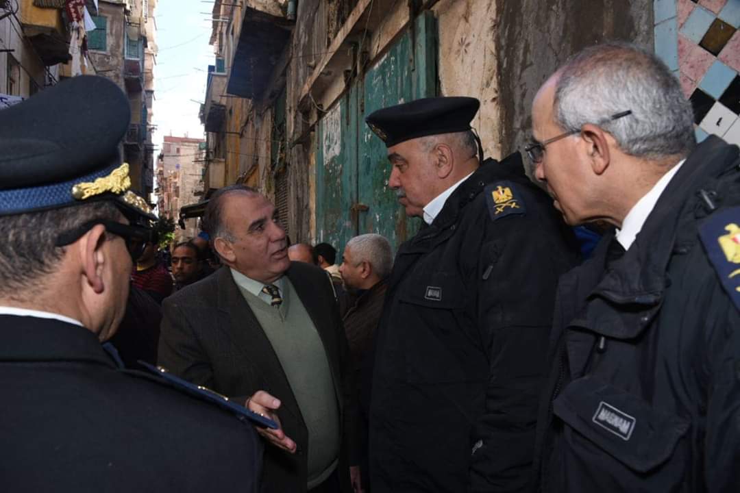 محافظ الإسكندرية يكلف جميع الأجهزة المعنية بالتعامل الفوري مع حادث إنهيار عقار بكرموز