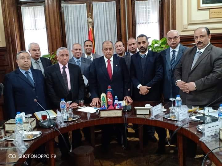 وزير الزراعة يستقبل عدد من شباب الباحثين نجحوا في إنشاء وحدة لإنتاج المنظفات الصناعية