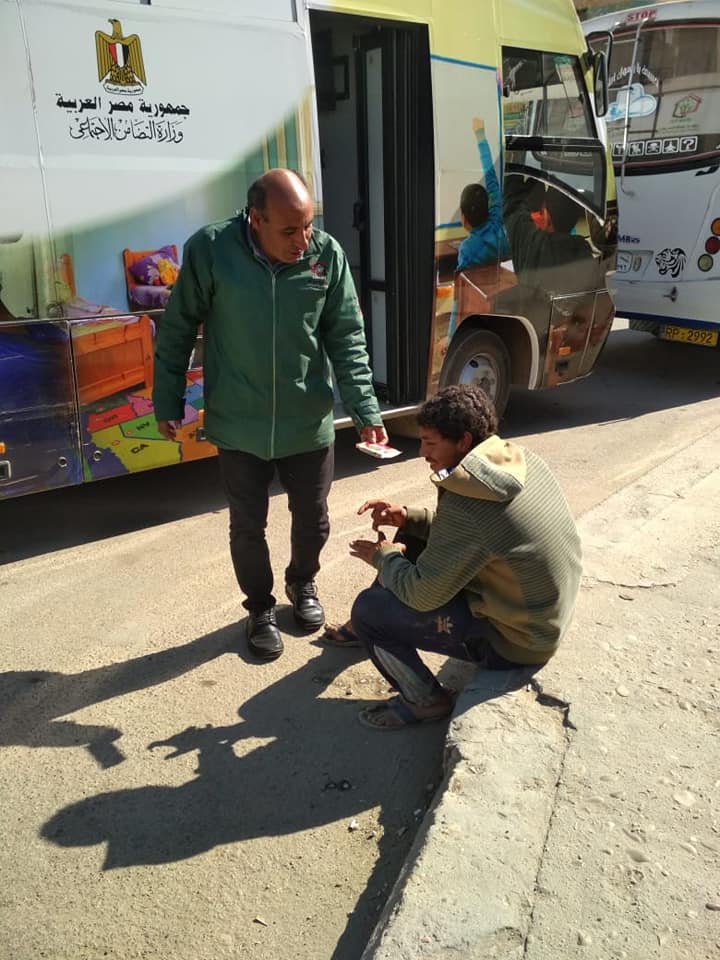 فريق اطفال بﻻ مأوى بالمنوفية بنقذ شاب من الشارع