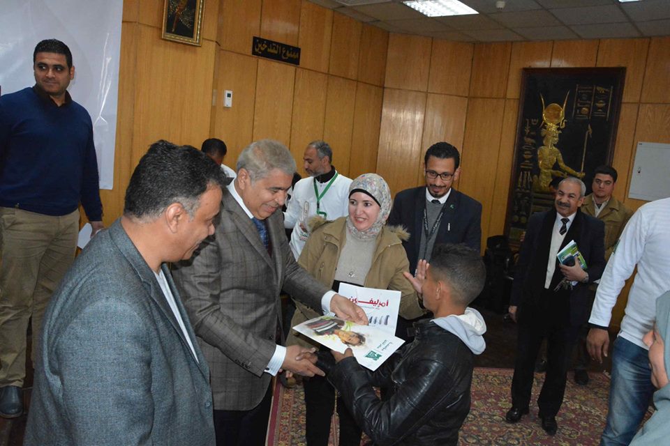 محافظ المنيا يشهد تسلم 40 سماعة طبية لذوى الاحتياجات الخاصة