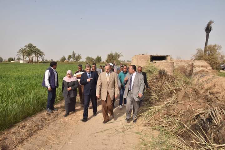 محافظ أسيوط يتفقد مزرعة بقرية الغريب لبحث تطوير نظم الري والزراعة الحقلية