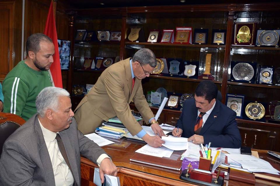 محافظ القليوبية يوقع عقود الدفعة الثالثة لتقنين الوضع على أملاك الدولة