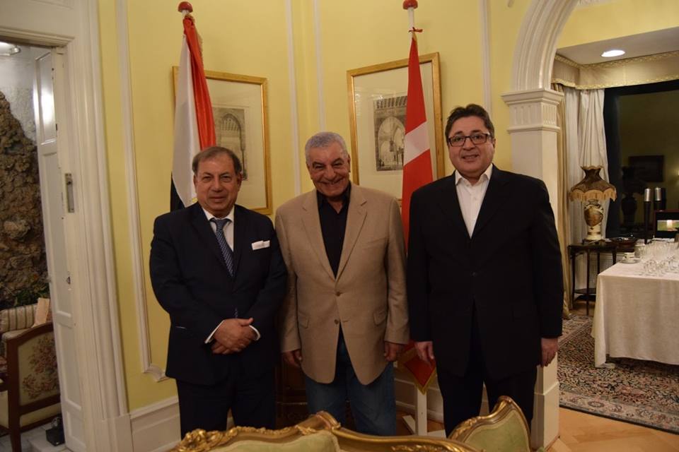 سفير مصر في كوبنهاجن يستضيف للدكتور زاهي حواس علي عشاء عمل