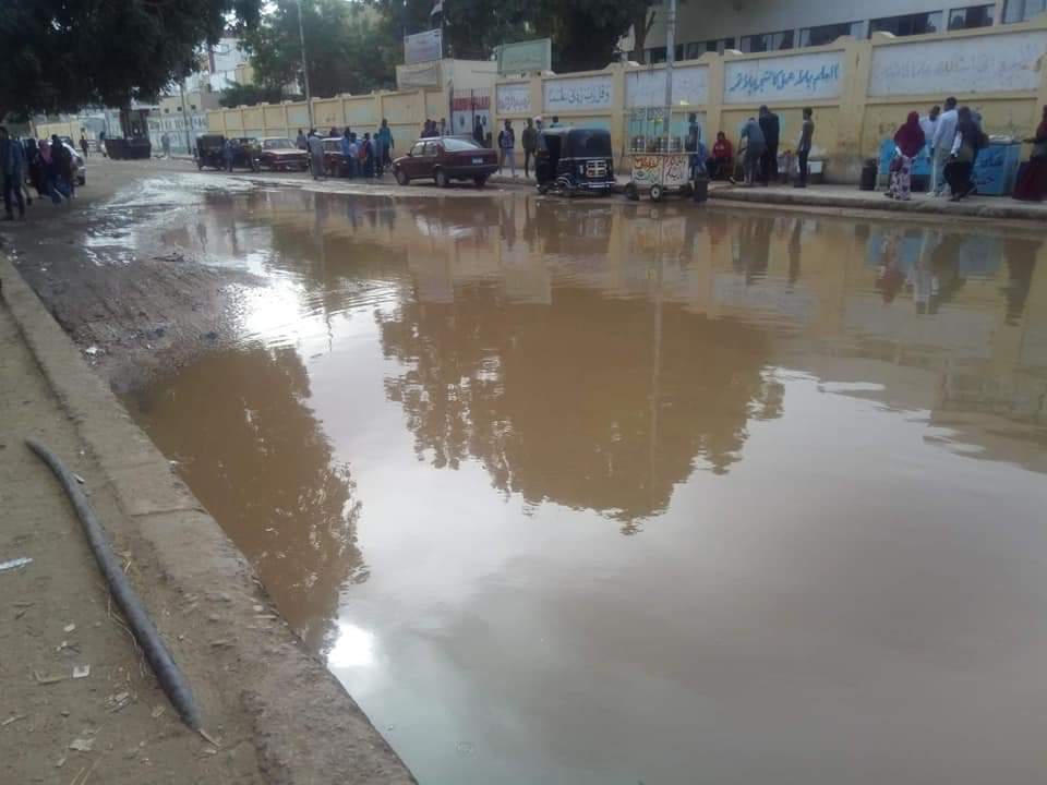 بالصور :مياه المجاري تغرق شارع كلية التربية بأسوان