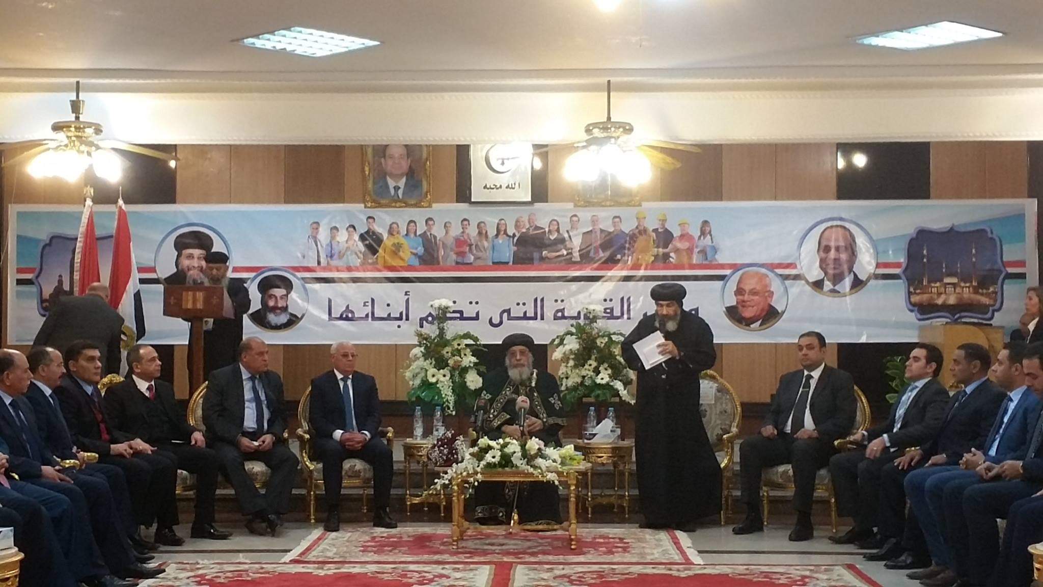 محافظ بورسعيد ووفد خريجى الأزهر يستقبلان قداسة البابا تواضروس الثاني بكاتدرائية بورسعيد