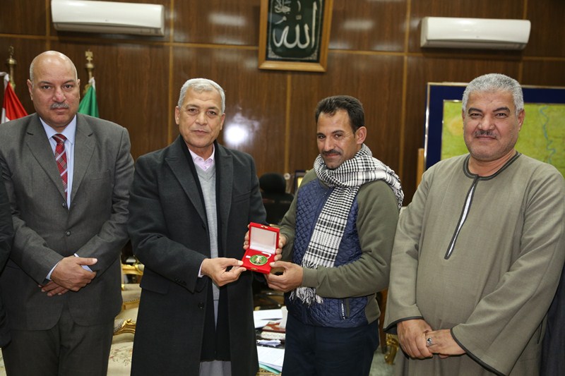 محافظ المنوفية يكرم بطل إنقاذ مصابي حادث قطار ”محطة مصر”