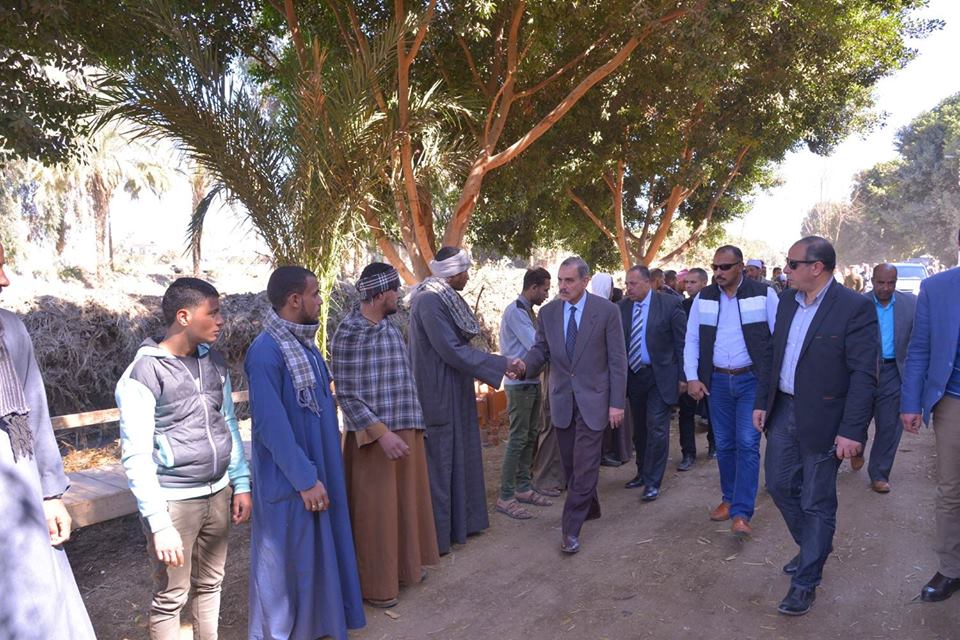 بالصور محافظ أسيوط يقدم العزاء لأسرة شهيد حادث قطار محطة مصر