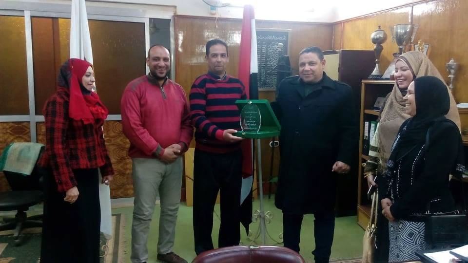 6 أكتوبر الإعدادية تكرّم وكيل تعليم الوادي الجديد