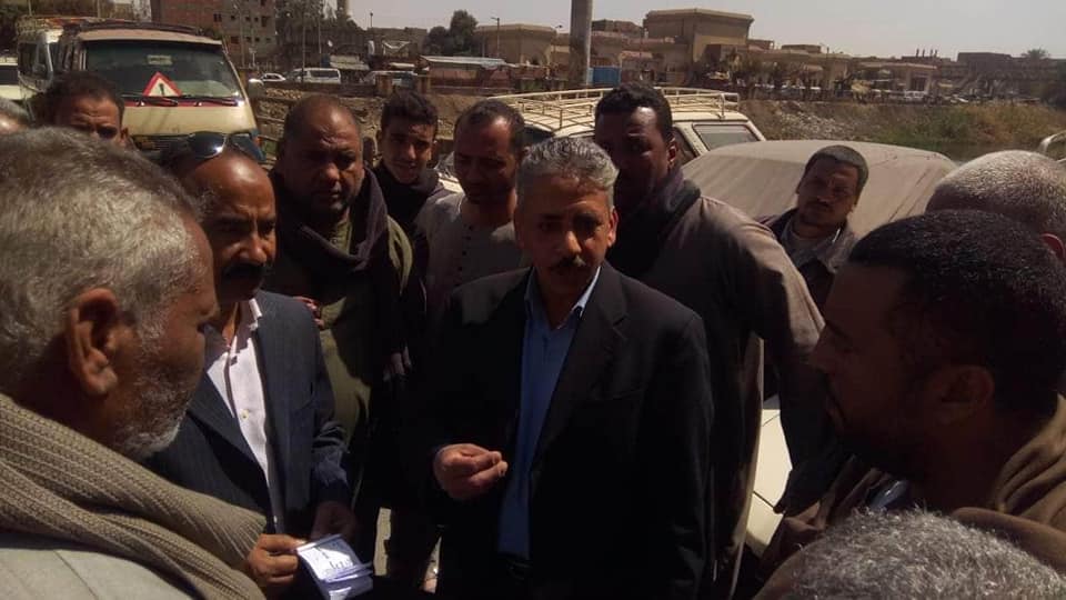 رئيس مركز ملوي بالمنيا يتابع العمل بمواقف سيارات الاجرة