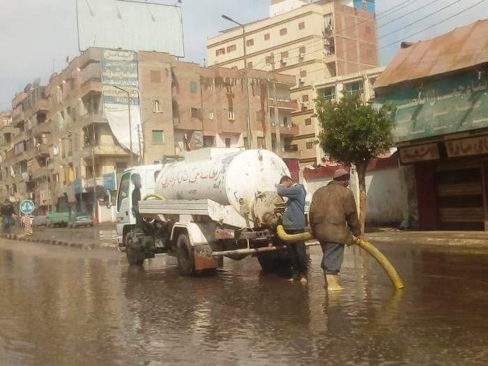 بالصور ..محافظ الشرقية يتابع أعمال شفط تجمعات مياه الأمطار من الشوارع والميادين الرئيسية