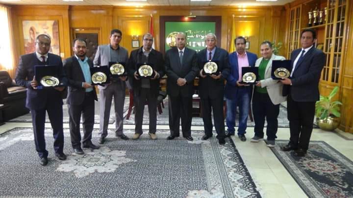 رئيس جامعة المنيا يكرم مكتشفى الحفائر الاثرية بتونا الجبل