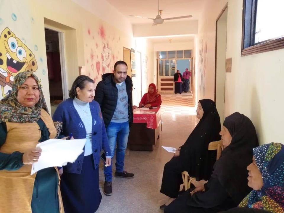 بالصور قومي المرأة تنفذ ” لأني رجل ” و”أصل الحكاية” بمدرسة وقرية في الوادي الجديد