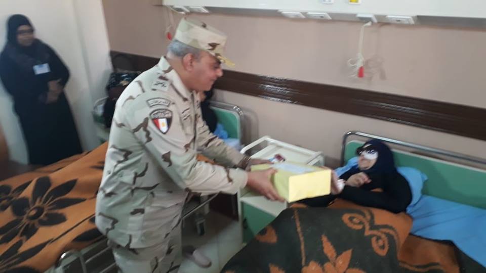 قائد الجيش الثالث يتفقد مبادرة ”نور الحياة” بالمستشفى العسكرى
